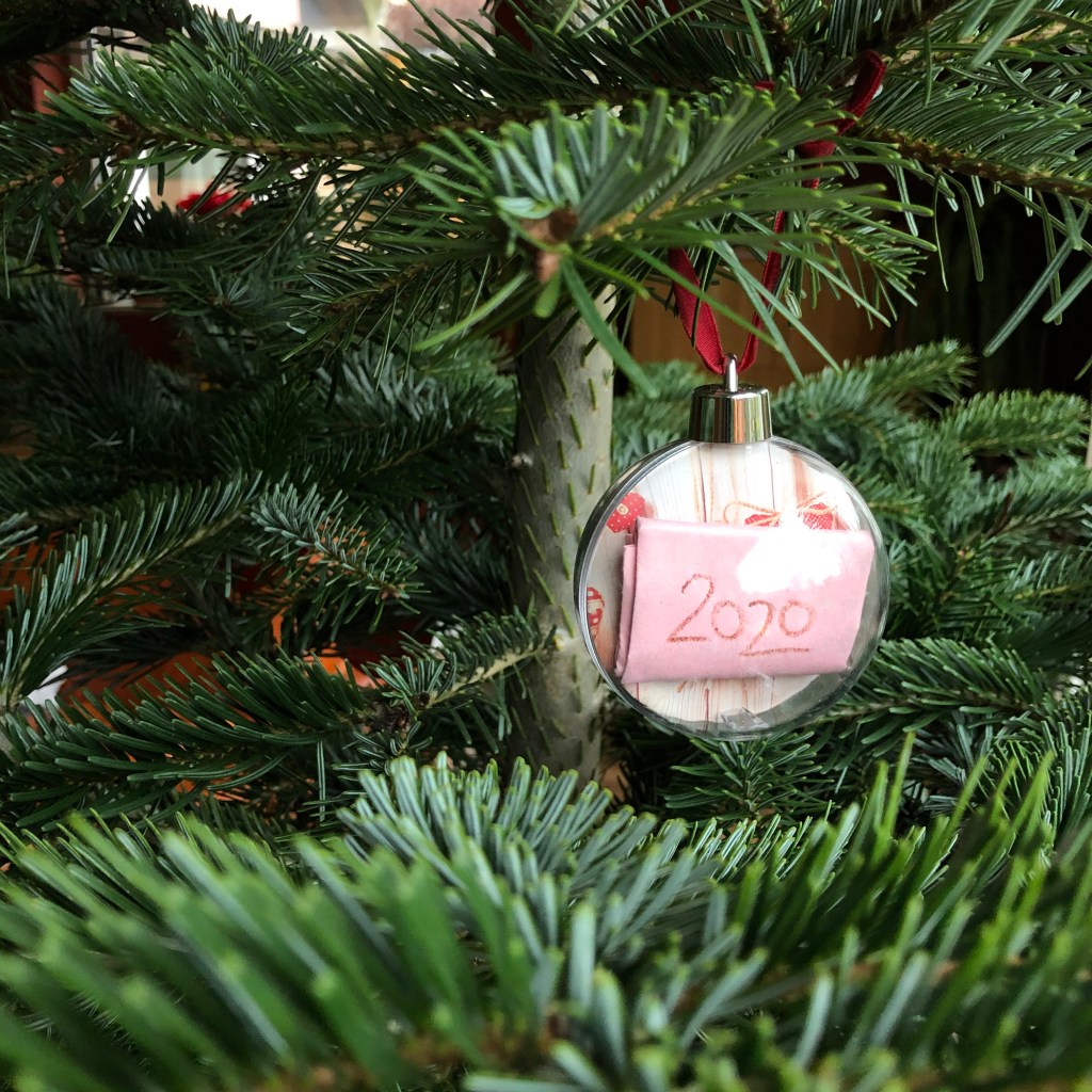 Hier wird die fertig gestaltete Weihnachtskugel angezeigt, die am Baum hängt.